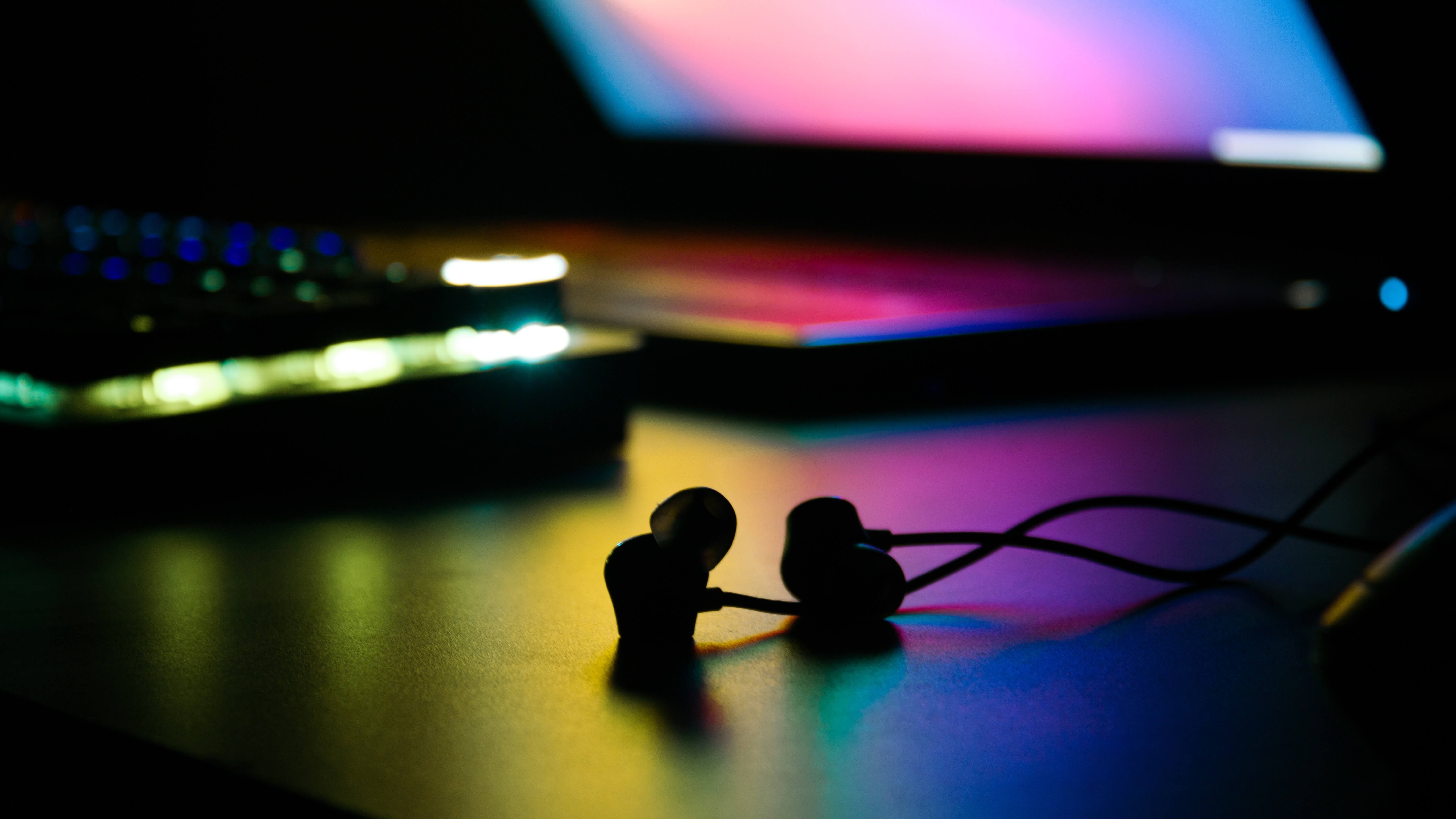 Why Do Esports Players Wear Two Headsets in Tournaments?